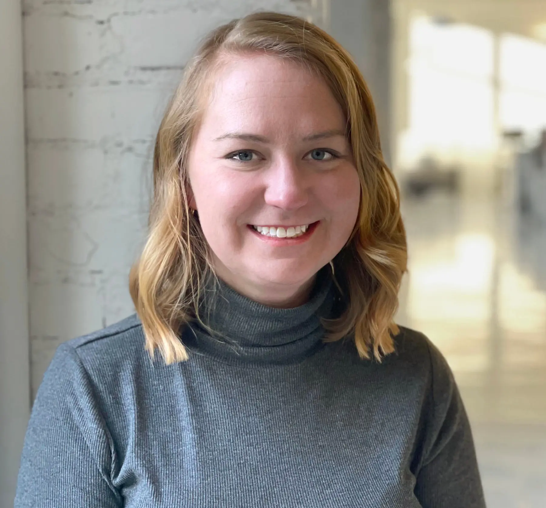 Beth Pearcy Headshot 2022 sq light
